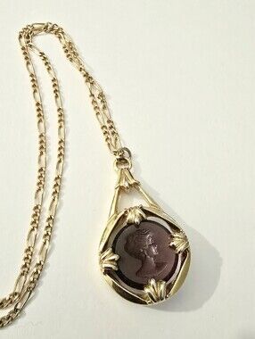 Vintage Avon Victorian Amethyst Purple Glass Intaglio Cameo Necklace Gold Tone